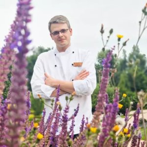 Gourmet Küchenchef Erik Jadischke in einem Blumenfeld
